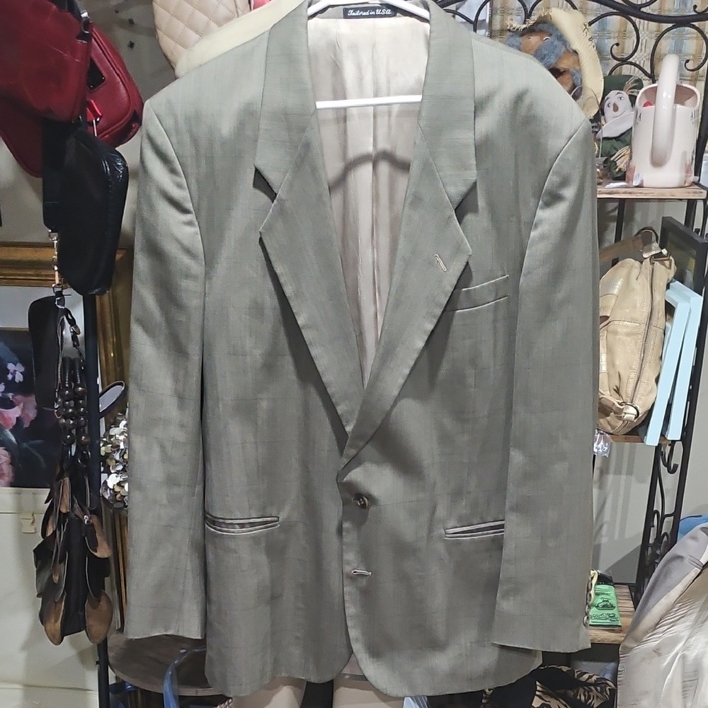 Green Sport Coat with Notched Lapels and Structured Shoulders